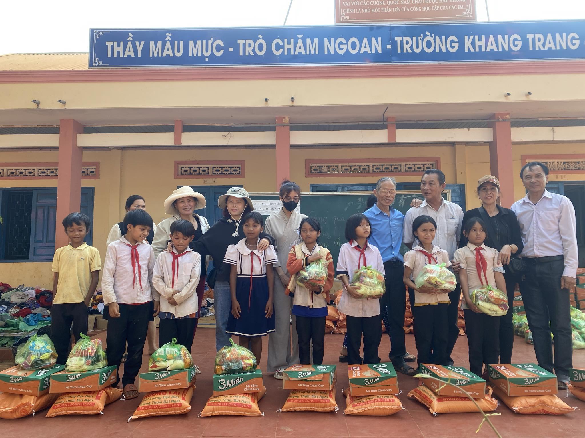 Tặng qùa cho các em học sinh có hoàn cảnh khó khăn tại Trường Tiểu học – Trung học cơ sở Nơ Trang Gưh, xã Ea Sol