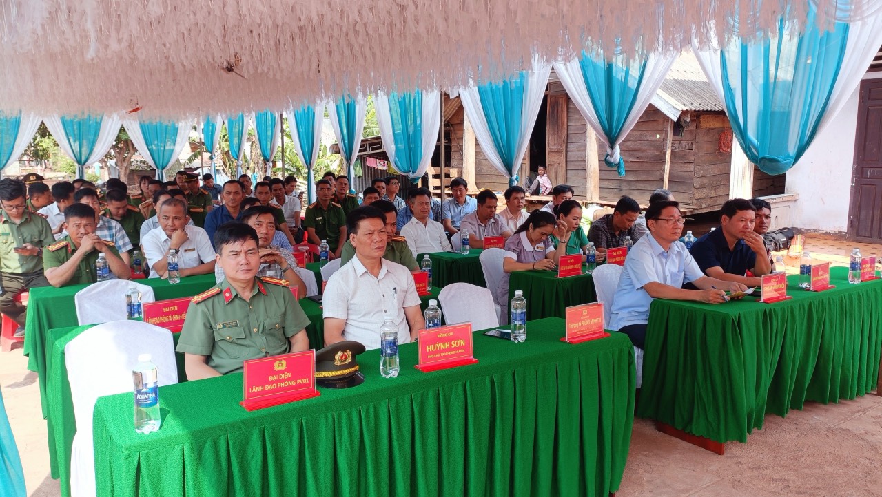 Công an huyện Ea H’Leo tổ chức Lễ bàn giao nhà cho hộ nghèo, khó khăn về nhà ở, gia đình chính sách, đồng bào dân tộc thiểu số trên địa bàn huyện