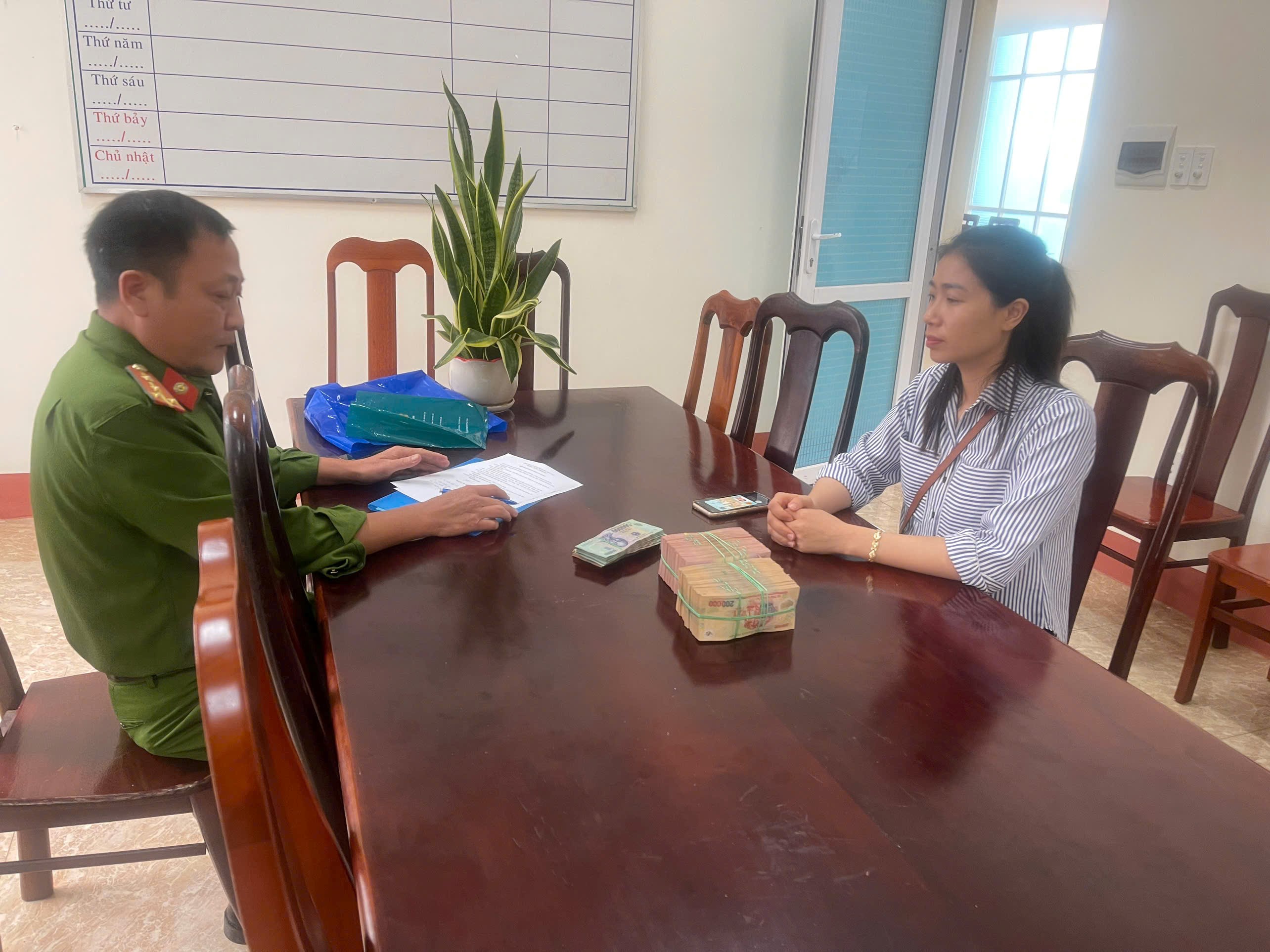 Công an huyện Ea H’Leo trao trả số tiền 320 triệu đồng cho công dân chuyển tiền nhầm