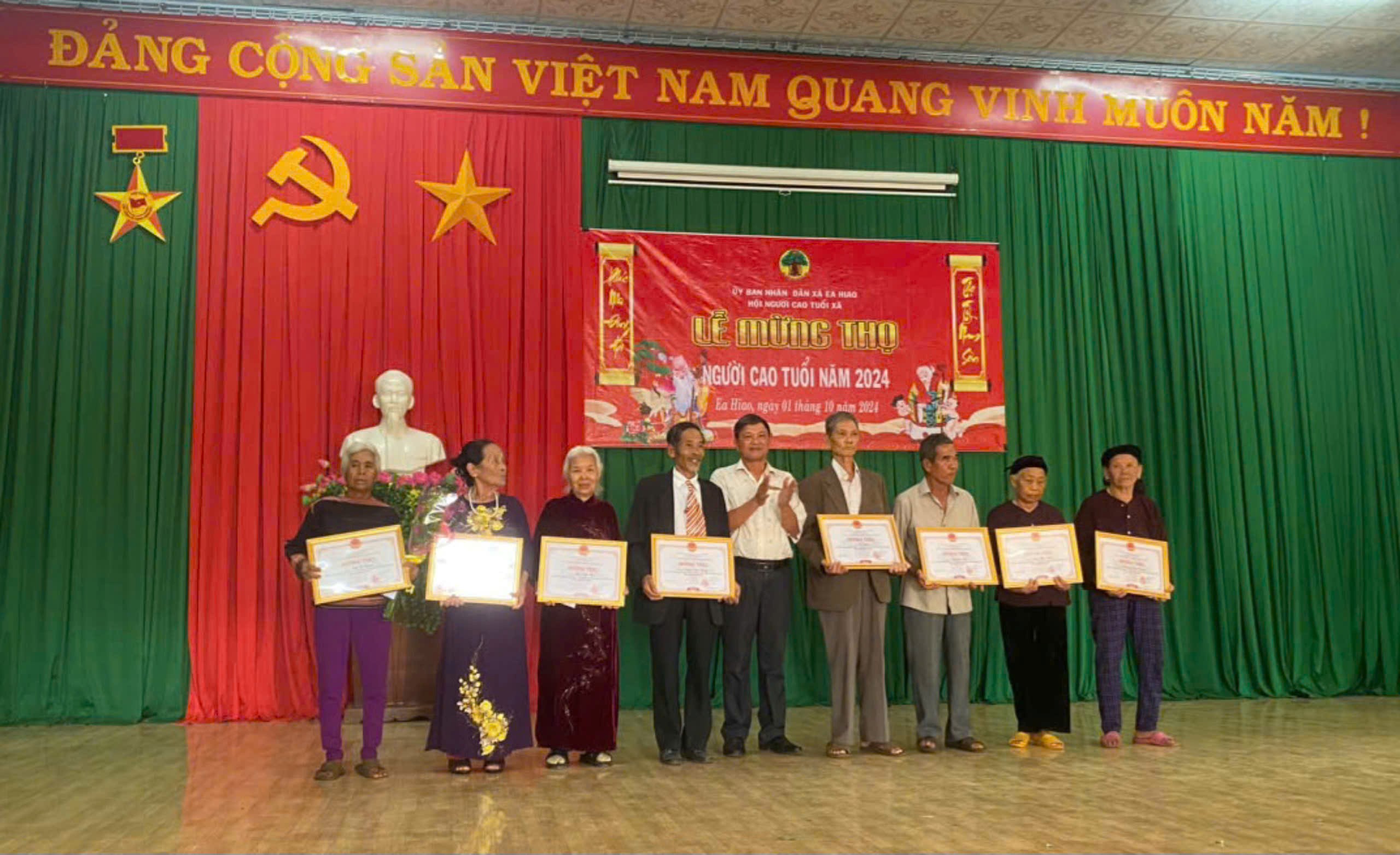 Hội Người cao tuổi xã Ea Hiao tổ chức lễ mừng thọ và chúc thọ người cao tuổi nhân Ngày Quốc tế Người Cao tuổi (1/10/1991-1/10/2024)
