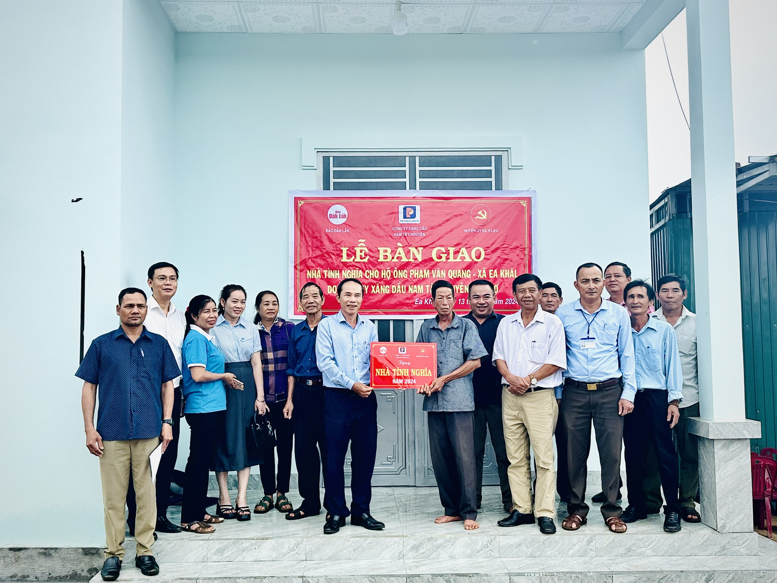 Báo Đắk Lắk và Công ty xăng dầu Nam Tây Nguyên trao nhà tình nghĩa tặng hộ nghèo tại huyện Ea H’Leo