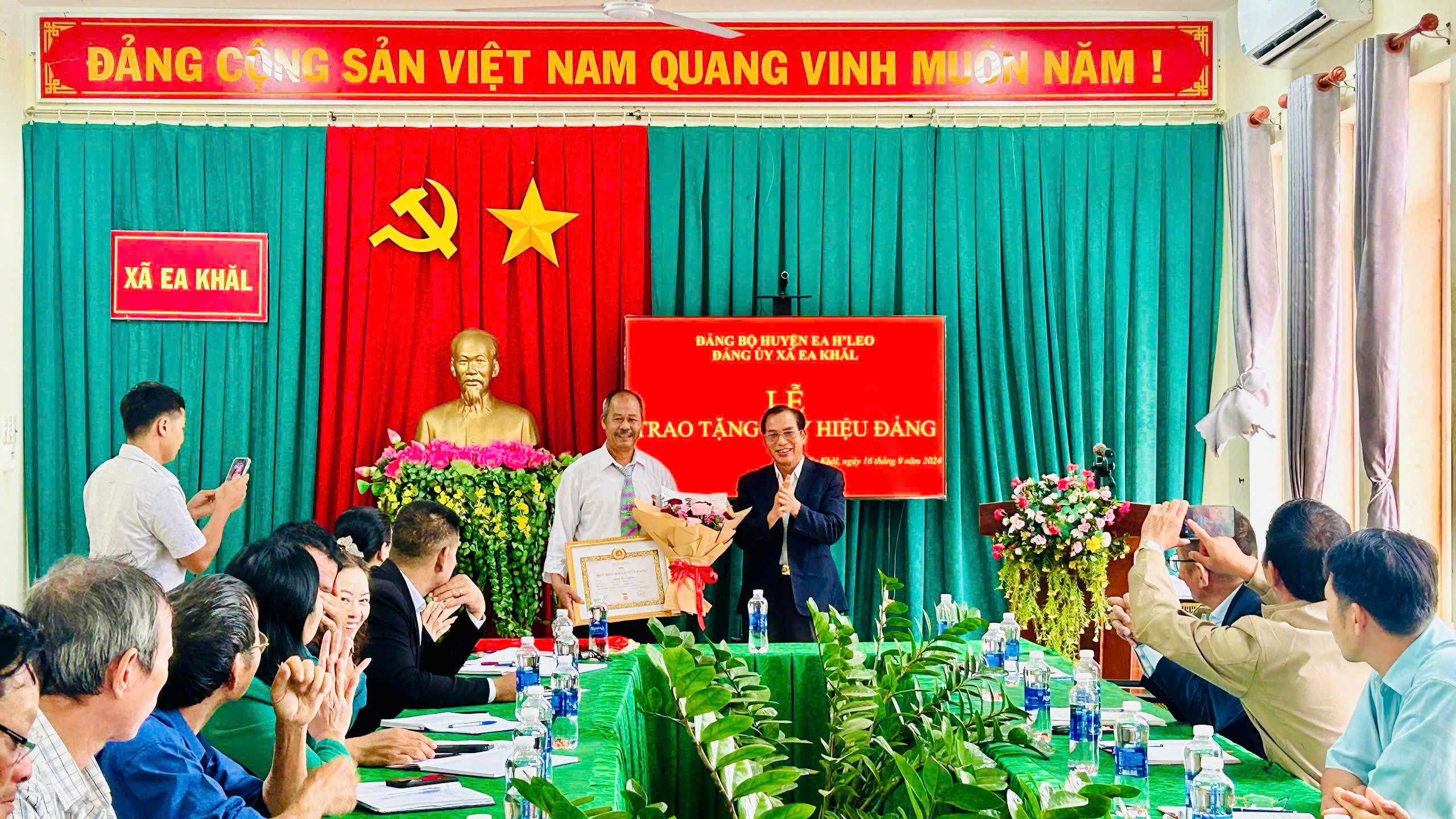 Đảng bộ xã Ea Khăl trao huy hiệu 40 năm tuổi Đảng đợt 2/9/2024.