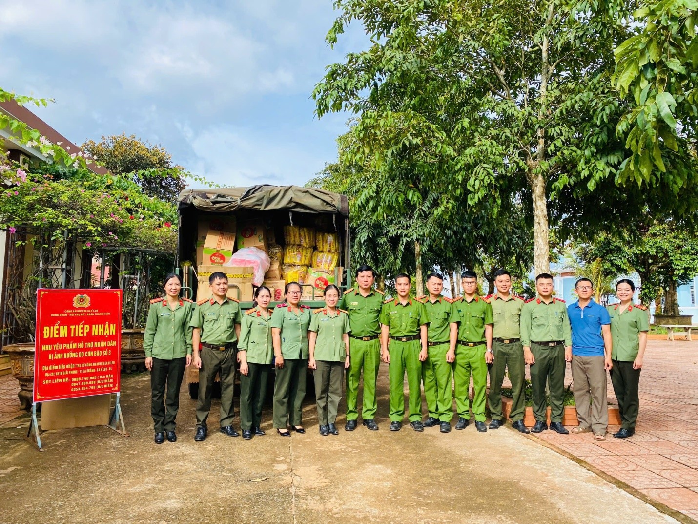 Nhân dân và Công an huyện Ea H’Leo trao tặng nhu yếu phẩm cứu trợ người dân vùng lũ