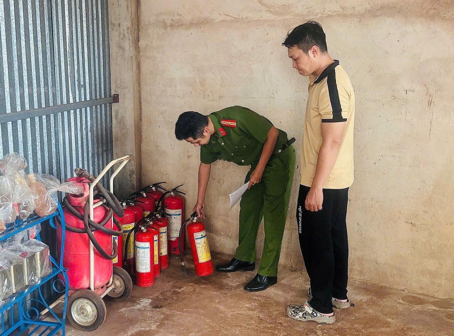 Công an huyện Ea H’Leo tăng cường công tác kiểm tra, hướng dẫn an toàn phòng cháy, chữa cháy