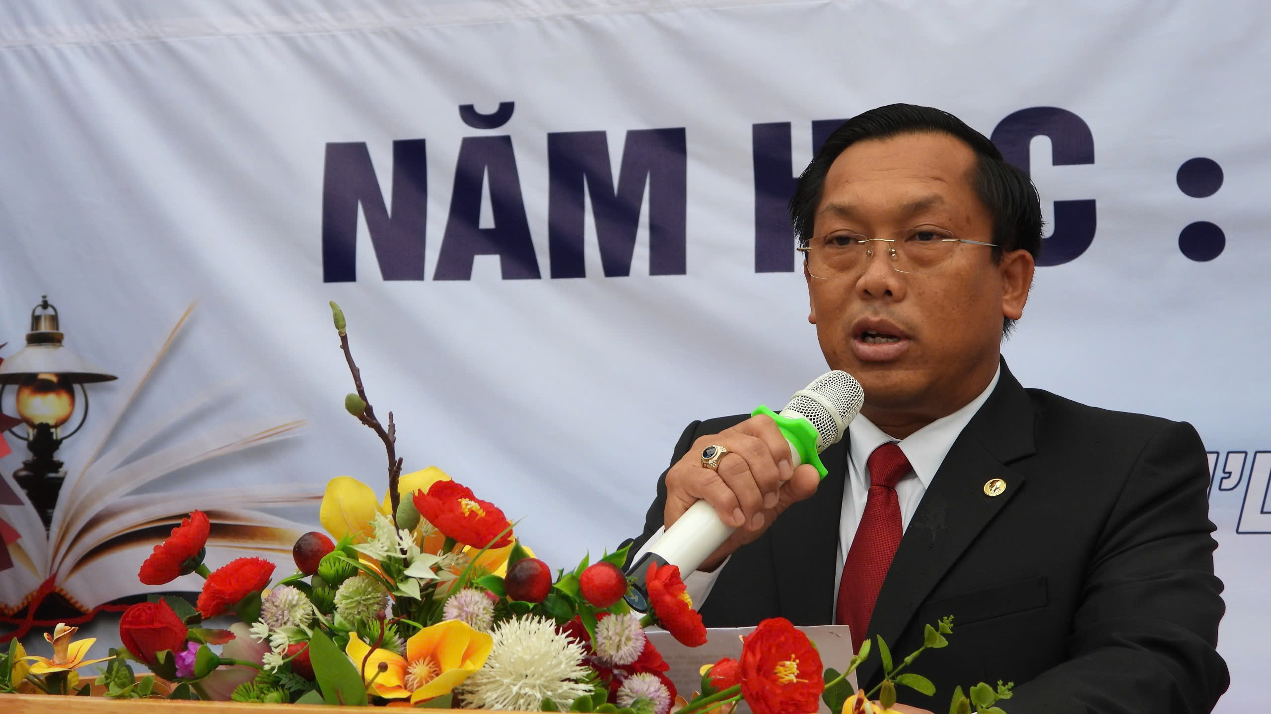Đồng chí Bun Thó Lào - Tỉnh ủy viên - Bí thư Huyện ủy Ea H’Leo dự Lễ khai giảng tại Trường THPT Phan Chu Trinh