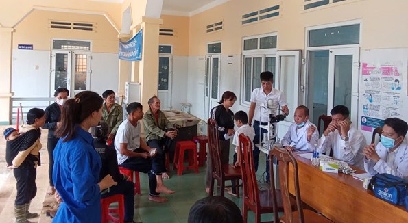 Khám mắt miễn phí cho người dân xã Ea Tir