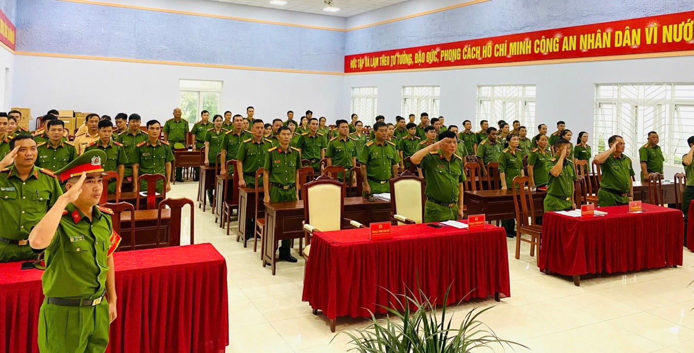 Công an huyện Ea H’Leo khai giảng lớp tập huấn điều lệnh, quân sự, võ thuật năm 2024