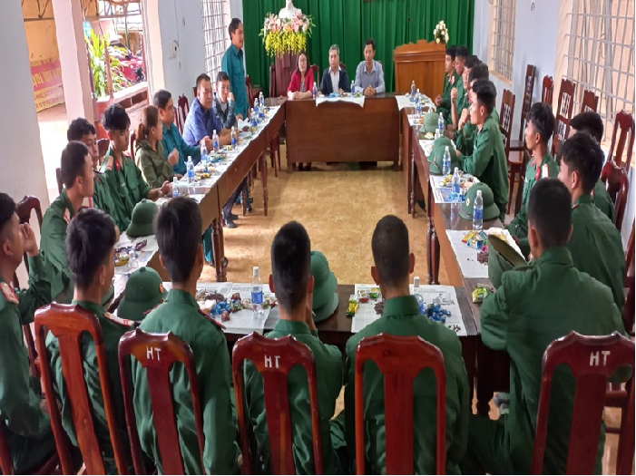 Xã Ea H’Leo đón 18 thanh niên hoàn thành nghĩa vụ quân sự trở về địa phương năm 2023