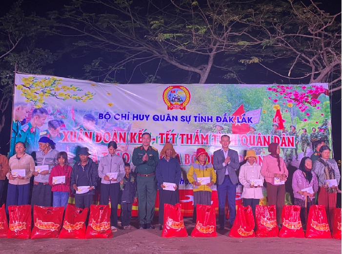 Bộ Chỉ huy quân sự tỉnh Đắk Lắk tặng quà Tết cho người dân xã Ea Hiao
