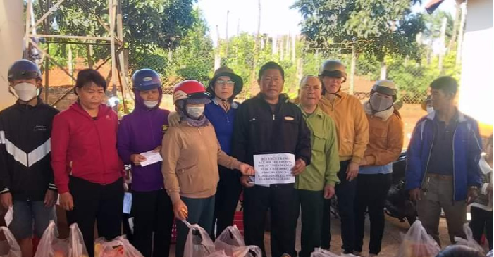 Ấm áp những phần quà tết cho các hộ nghèo nhân dịp Tết Nguyên đán Quý Mão 2023