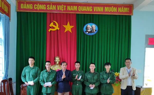 Xã Ea Khăl đón 11 thanh niên hoàn thành nghĩa vụ quân sự trở về địa phương năm 2023