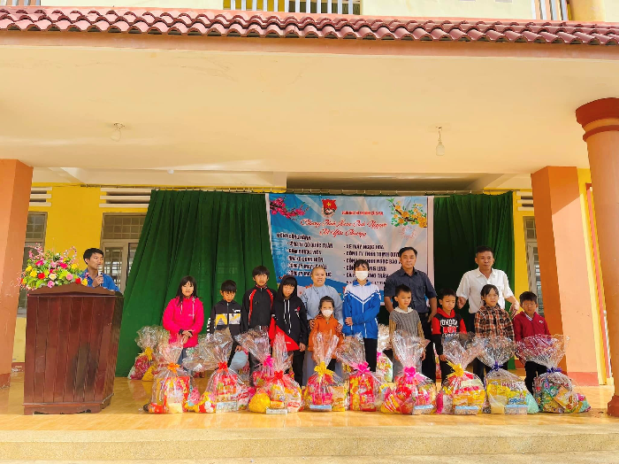 Đoàn xã Ea Ral tặng quà cho các em học sinh Trường TH-THCS Phan Bội Châu