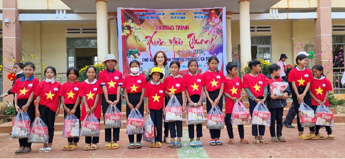 Chương trình “Xuân yêu thương” tại trường Tiểu học Ea Sol