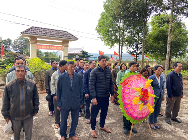 Xã Ea Sol dâng hoa, dâng hương tưởng niệm các anh hùng liệt sỹ, thăm hỏi chúc tết các gia đình chính sách dịp Tết Nguyên đán Quý Mão năm 2023