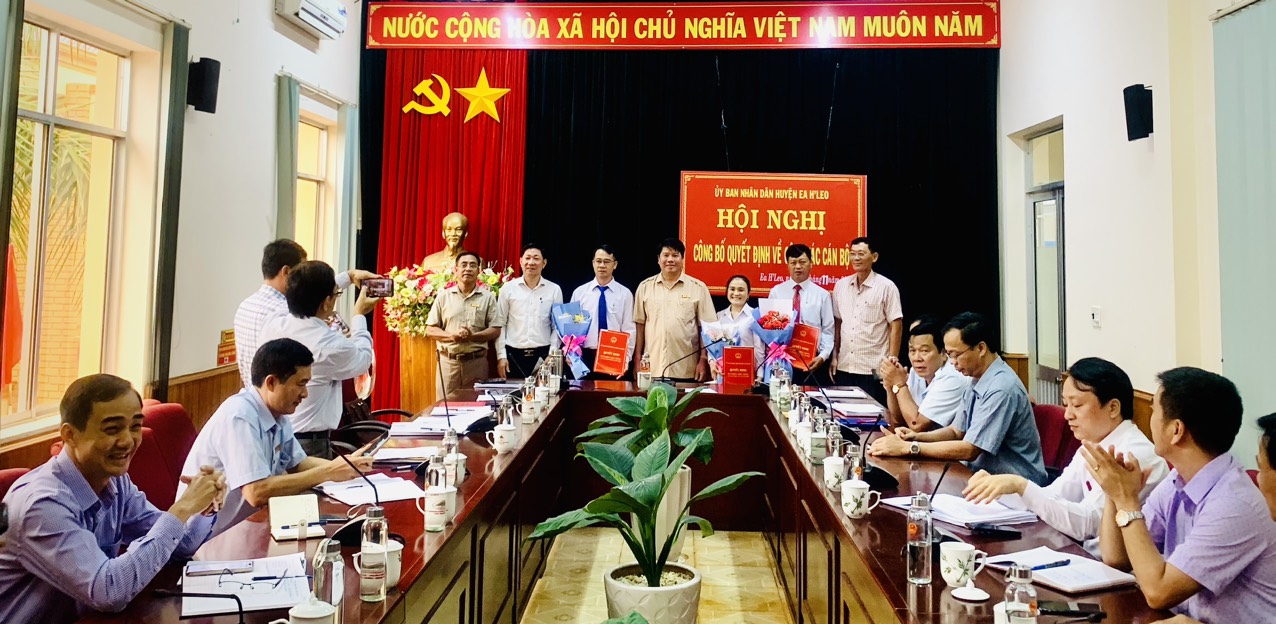 UBND huyện công bố Quyết định công tác cán bộ