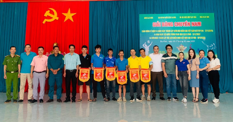 Xã Ea Khăl tổ chức Giải bóng chuyền Nam Chào mừng kỷ niệm 79 năm ngày thành lập Quân đội nhân dân Việt Nam (22/12/1944-22/12/2023); 34 năm ngày Hội quốc phòng toàn dân (22/12/1989-22/12/2023) và 34 năm ngày thành lập Hội Cựu chiến binh Việt Nam (06/12/ 1989 – 06/12/2023)