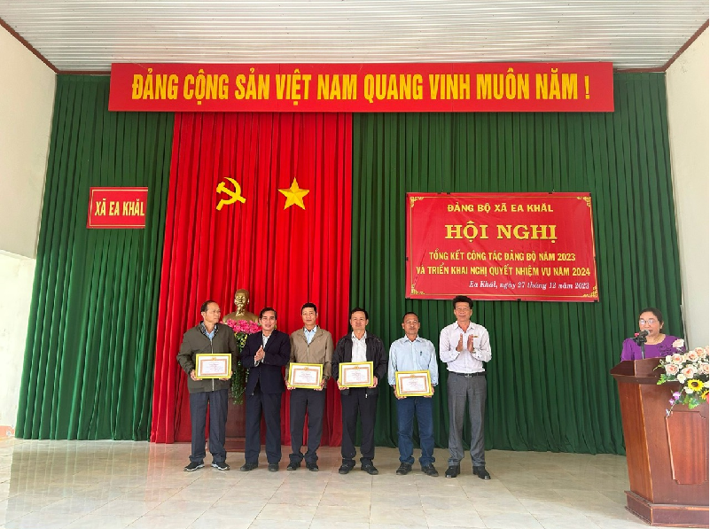 Xã Ea Khăl tổ chức Hội nghị tổng kết công tác xây dựng Đảng năm 2023,  triển khai nhiệm vụ năm 2024.