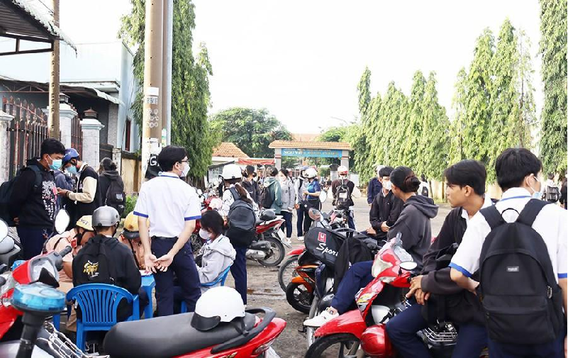 Thủ tướng yêu cầu không nhận trông, giữ xe máy trên 50cc của học sinh quanh trường học