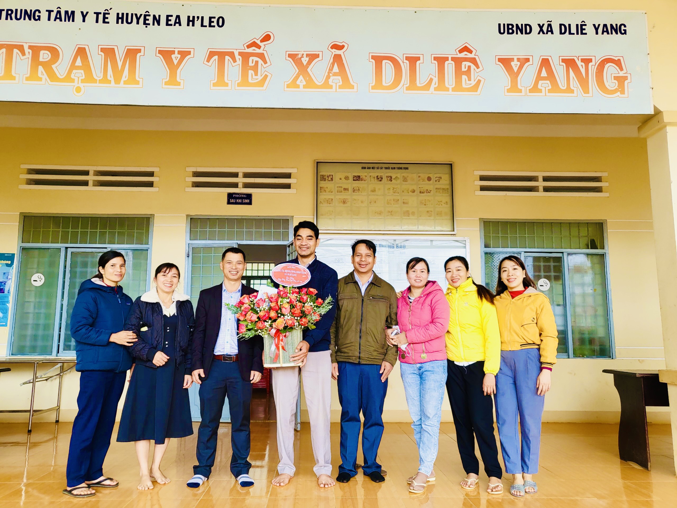 Xã Dliê Yang thăm, chúc mừng nhân ngày Thầy thuốc Việt Nam 27/02