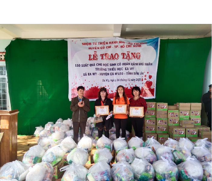 Trao quà từ thiện cho học sinh có hoàn cảnh khó khăn, học sinh khuyết tật tại điểm trường Tiểu học Ea Wy