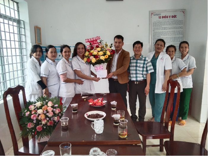 Xã Ea Wy thăm, chúc mừng nhân ngày Thầy thuốc Việt Nam 27/02