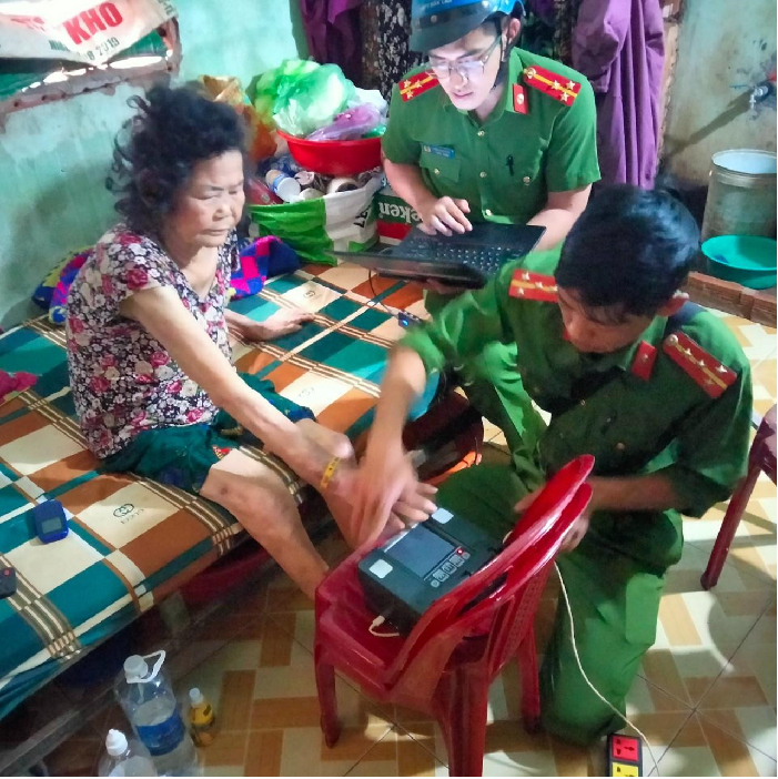 Công an xã Ea Răl đến tận nhà cấp căn cước công dân cho người khuyết tật, già yếu