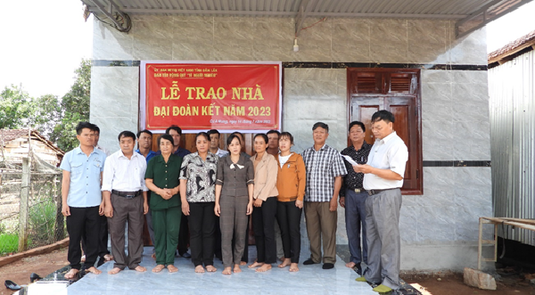 Bàn giao nhà đại đoàn kết cho hộ nghèo ở xã Cư A Mung