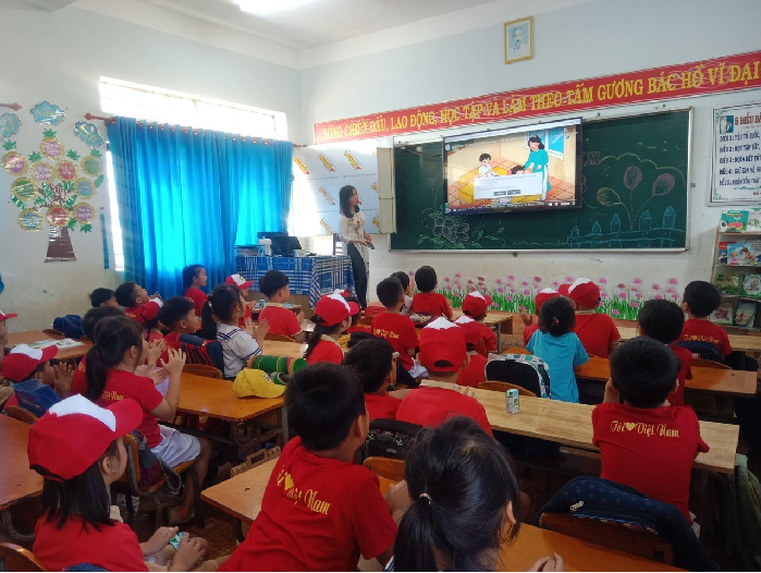 Hoạt động trải nghiệm “Tham quan trường Tiểu học” của các cháu học sinh 5 tuổi trường Mẫu giáo Ea Hiao