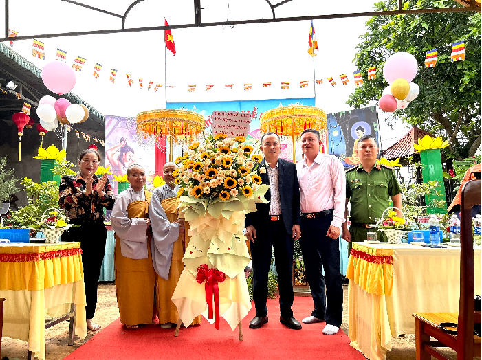 Lãnh đạo xã Ea Khăl thăm, chúc mừng Đại lễ Phật Đản – Phật Lịch Chùa Quảng Nguyên 
