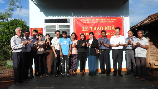 Bàn giao nhà đại đoàn kết cho hộ nghèo ở buôn Lê Đá, thị trấn Ea Drăng