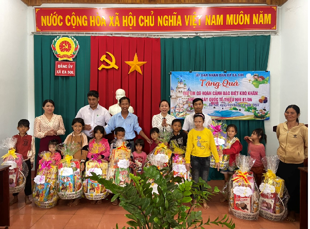 Ấm áp yêu thương trong ngày Quốc tế thiếu nhi 1/6 tại xã Ea Sol