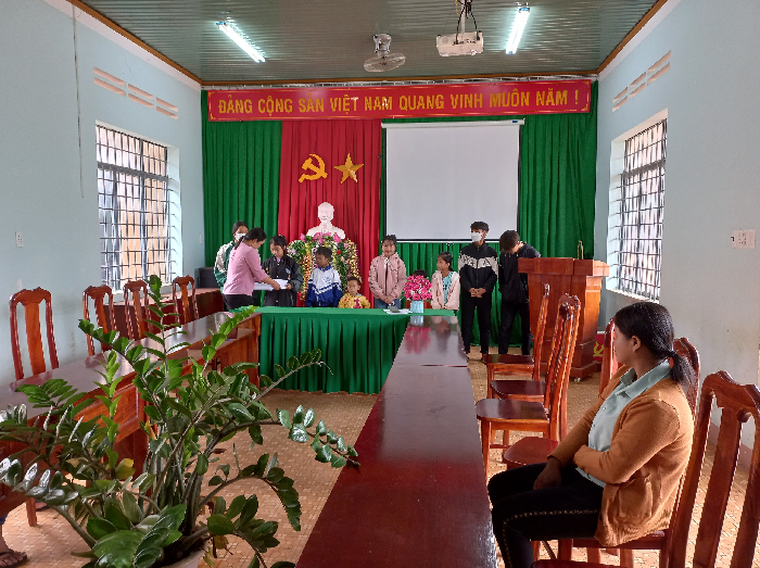 Xã Ea Hiao tặng quà cho trẻ em có hoàn cảnh đặc biệt khó khăn nhân dịp Quốc tế thiếu nhi (1/6)
