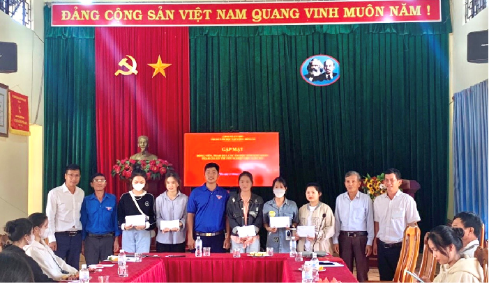 Xã Cư Mốt tổ chức buổi gặp mặt động viên, trao quà cho các em học sinh khó khăn tham gia kỳ thi tốt nghiệp THPT năm 2023