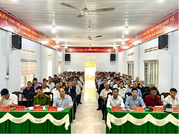 Đảng ủy thị trấn Ea Drăng trao tặng Huy hiệu Đảng đợt 19/5