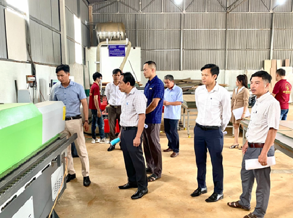 Hỗ trợ ứng dụng máy móc thiết bị tiên tiến trong sản xuất hàng nội, ngoại thất.
