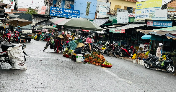 Huyện Ea H’Leo tăng cường công tác giải tỏa vi phạm về hành lang an toàn giao thông đường bộ