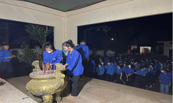 Đoàn xã Ea Sol tổ chức Lễ thắp nến tri ân các anh hùng Liệt sĩ nhân kỷ niệm 76 năm ngày Thương binh, Liệt sĩ (27/7/1947 – 27/7/2023)