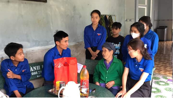 Đoàn viên thanh niên xã Ea Wy tham gia thực hiện các chương trình đền ơn đáp nghĩa