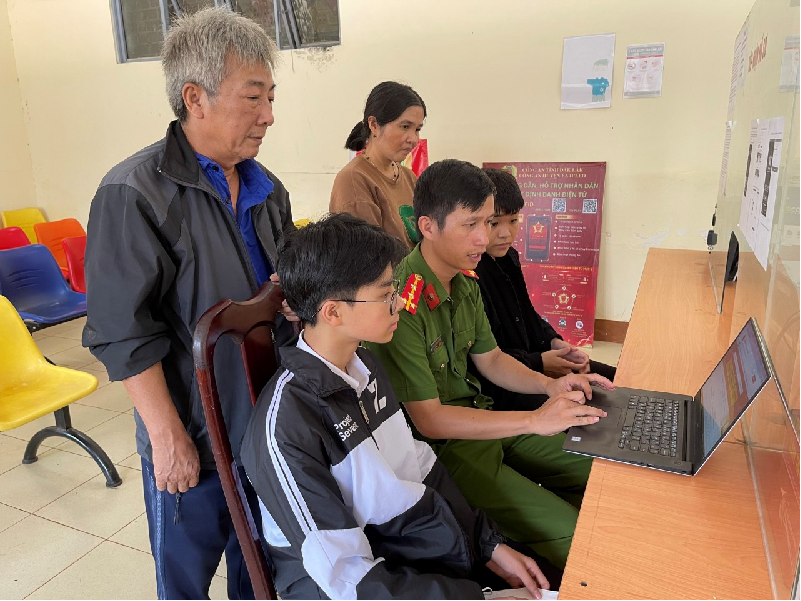 Tuổi trẻ Ea H’Leo tình nguyện hỗ trợ người dân thực hiện dịch vụ công trực tuyến