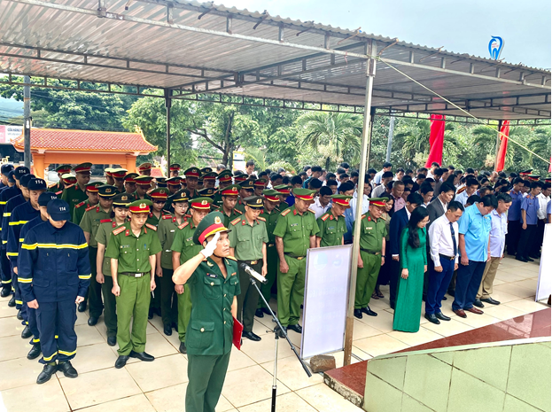Huyện Ea H’leo viếng nghĩa trang Liệt sĩ nhân dịp kỷ niệm 76 năm ngày Thương binh liệt sĩ