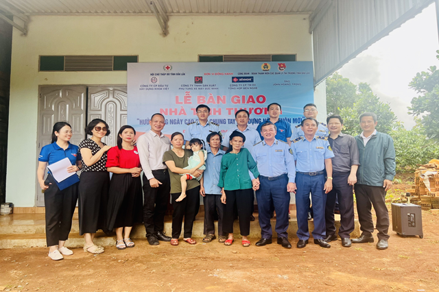 Bàn giao nhà tình thương cho hộ nghèo ở thôn 11, xã Cư mốt