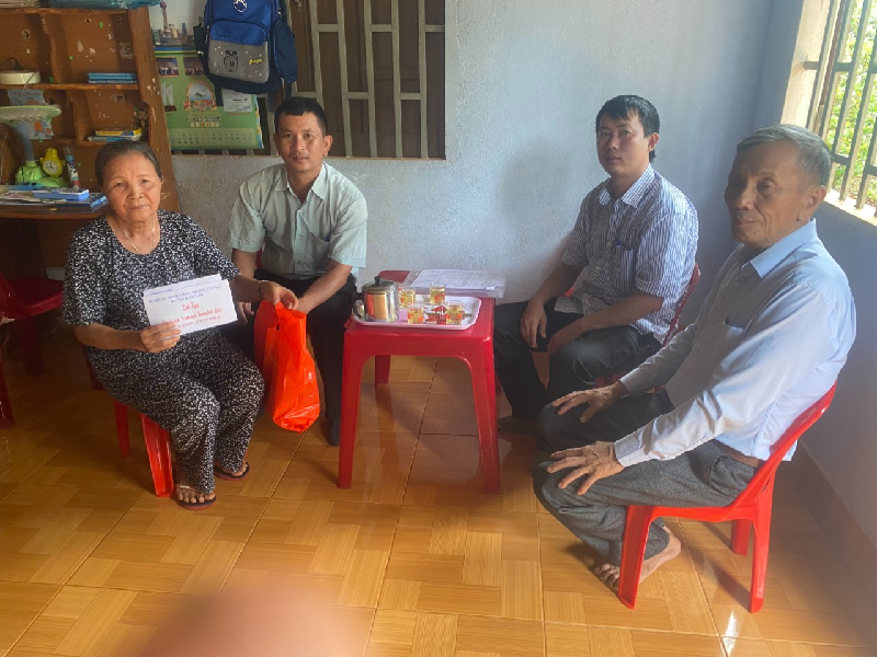 Thăm, tặng quà nhân dịp kỷ niệm 76 năm ngày Thương binh - Liệt sỹ 27/7 tại xã Cư Mốt