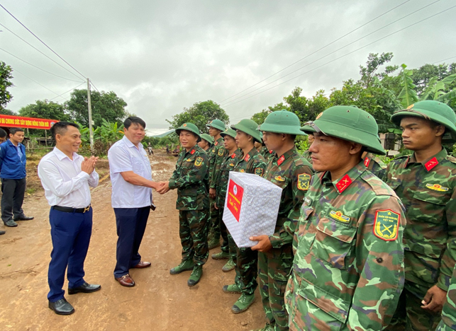 Lãnh đạo huyện đến thăm và tặng quà cho cán bộ, chiến sỹ Trung đoàn 66 đang làm công tác dân vận tại xã Cư Mốt