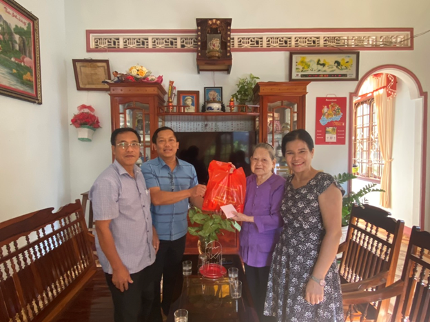 Lãnh đạo huyện đến thăm và tặng quà cho gia đình người có công với cách mạng tại thị trấn Ea Drăng