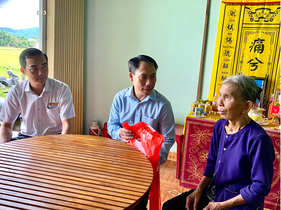 Phó Bí thư  thường trực Huyện ủy Nguyễn Ngọc Hoàng tặng quà các gia đình chính sách nhân dịp 27/7.
