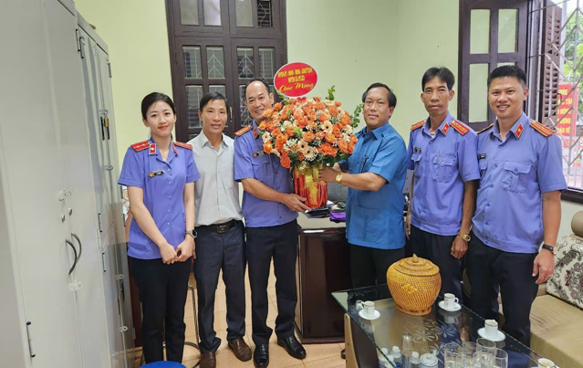 Lãnh đạo huyện ủy Ea H’leo tặng hoa chúc mừng viện kiểm sát nhân dân nhân kỷ niệm 63 năm ngày thành lập ngành
