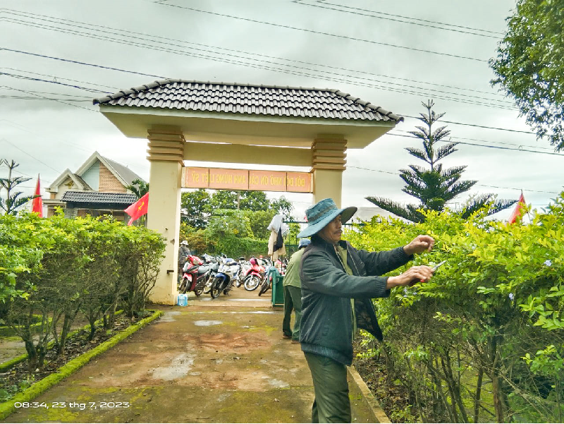 Hội Cựu chiến binh xã Ea Sol ra quân vệ sinh Đài tưởng niệm các Liệt sỹ nhân kỷ niệm 76 năm ngày Thương binh Liệt sĩ 27/7   