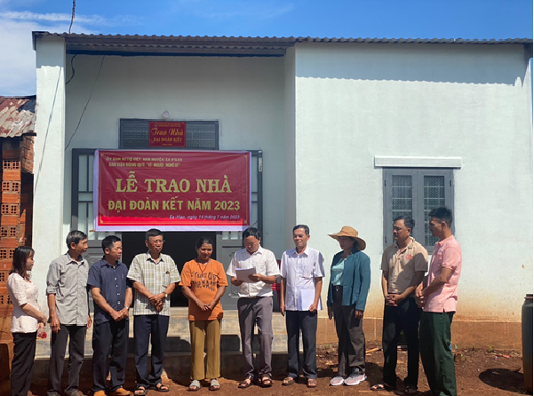 Bàn giao đưa vào sử dụng nhà Đại đoàn kết tại buôn Hiao 1, xã Ea Hiao.