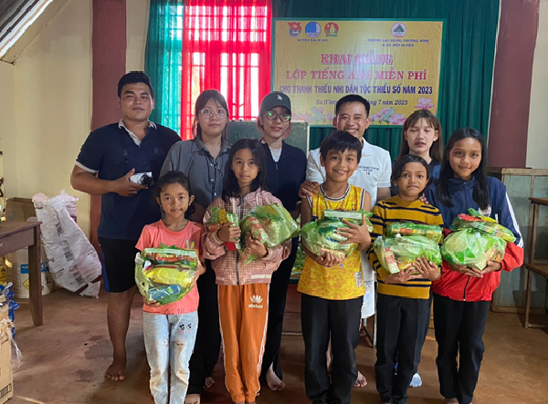 Nhóm thiền nguyện Sài Gòn trao quà cho học sinh nghèo, người có hoàn cảnh khó khăn tại buôn Lê Đá thị trấn Ea Drăng.