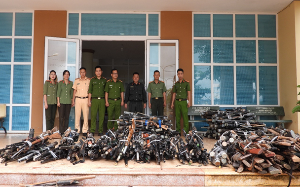 Công an huyện Ea H’leo bàn giao vũ khí cho Công an tỉnh Đắk Lắk